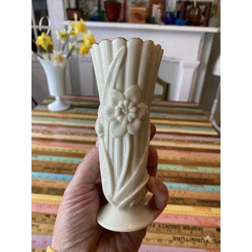 Vase Lenox Embossed Daffodil 24k Gold Scalloped Edge Fluted Ivory Porcelain Vase